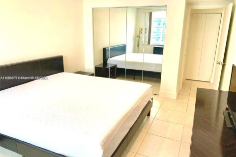 Condo in Hallandale Beach, Florida, 1 bedroom  № 1953361 - photo 13