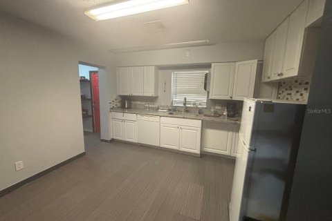 Propiedad comercial en alquiler en Brandon, Florida, 170.38 m2 № 1919939 - foto 10