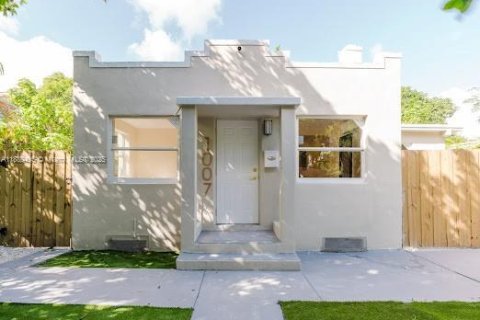 House in North Miami, Florida 3 bedrooms, 142.98 sq.m. № 1943560 - photo 1