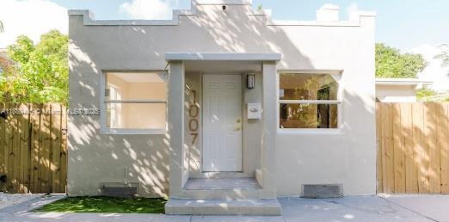 House in North Miami, Florida 3 bedrooms, 142.98 sq.m. № 1943560