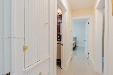 House in North Miami, Florida 3 bedrooms, 142.98 sq.m. № 1943560 - photo 14