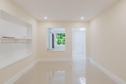 House in North Miami, Florida 3 bedrooms, 142.98 sq.m. № 1943560 - photo 4