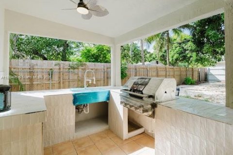 House in North Miami, Florida 3 bedrooms, 142.98 sq.m. № 1943560 - photo 24