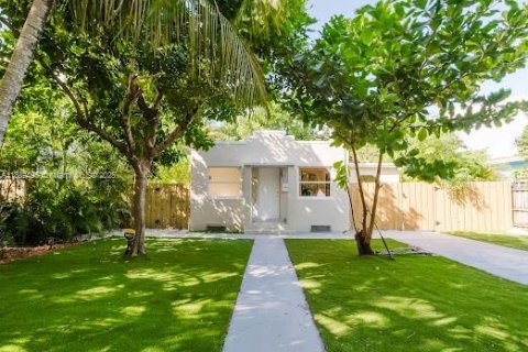 House in North Miami, Florida 3 bedrooms, 142.98 sq.m. № 1943560 - photo 2