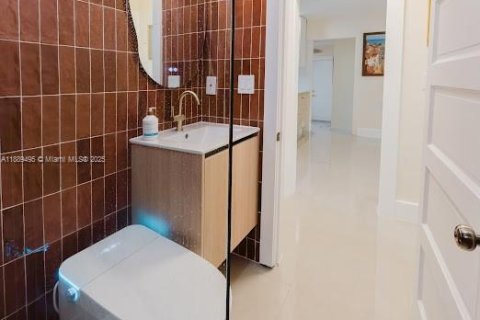 House in North Miami, Florida 3 bedrooms, 142.98 sq.m. № 1943560 - photo 12