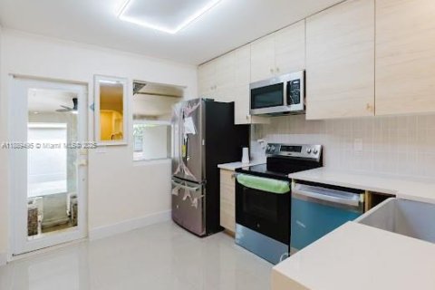 House in North Miami, Florida 3 bedrooms, 142.98 sq.m. № 1943560 - photo 9