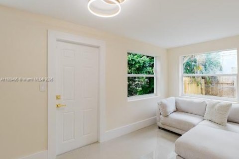 House in North Miami, Florida 3 bedrooms, 142.98 sq.m. № 1943560 - photo 10