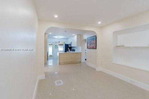 House in North Miami, Florida 3 bedrooms, 142.98 sq.m. № 1943560 - photo 3