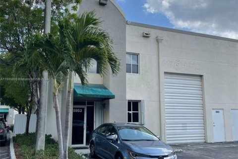 Propiedad comercial en alquiler en Doral, Florida № 1171018 - foto 1