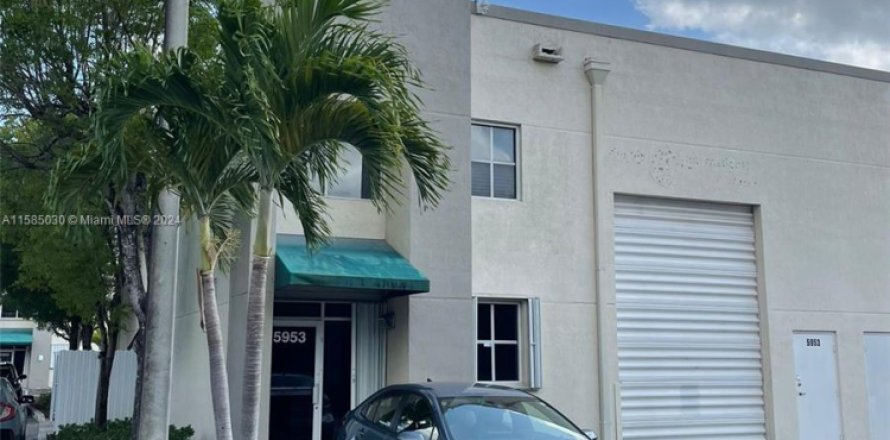 Propiedad comercial en Doral, Florida № 1171018