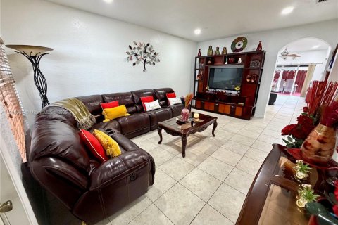 Снять в аренду таунхаус в Майами, Флорида 3 спальни, 116.31м2, № 1963602 - фото 2