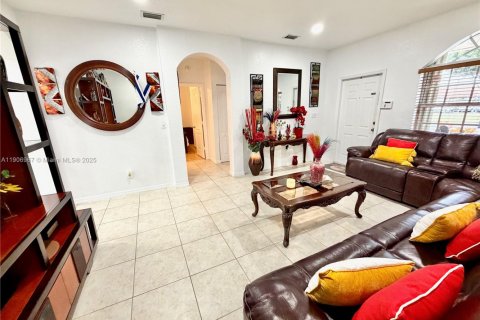 Снять в аренду таунхаус в Майами, Флорида 3 спальни, 116.31м2, № 1963602 - фото 3