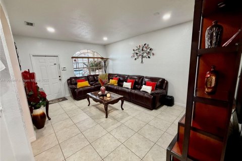 Снять в аренду таунхаус в Майами, Флорида 3 спальни, 116.31м2, № 1963602 - фото 4