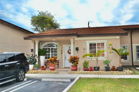 Снять в аренду таунхаус в Майами, Флорида 3 спальни, 116.31м2, № 1963602 - фото 1