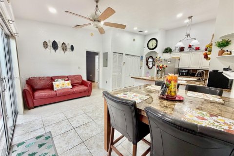 Снять в аренду таунхаус в Майами, Флорида 3 спальни, 116.31м2, № 1963602 - фото 8