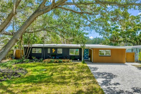 House in Dunedin, Florida 4 bedrooms, 204.38 sq.m. № 1796635 - photo 1