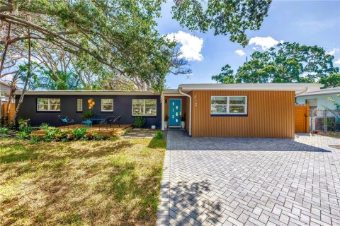 House in Dunedin, Florida 4 bedrooms, 204.38 sq.m. № 1796635 - photo 4