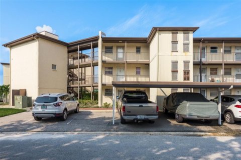 Condo in New Port Richey, Florida, 1 bedroom  № 1315246 - photo 17