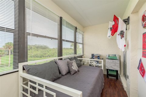 Condo in New Port Richey, Florida, 1 bedroom  № 1315246 - photo 15