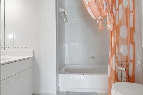 Villa ou maison à vendre à Miami, Floride: 3 chambres, 134.8 m2 № 2244084 - photo 16