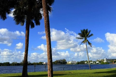 Condominio en alquiler en Miami Lakes, Florida, 2 dormitorios, 107.77 m2 № 2060977 - foto 10