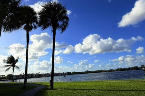 Condominio en alquiler en Miami Lakes, Florida, 2 dormitorios, 107.77 m2 № 2060977 - foto 24