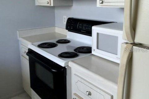 Condo in Largo, Florida, 1 bedroom  № 1658429 - photo 11