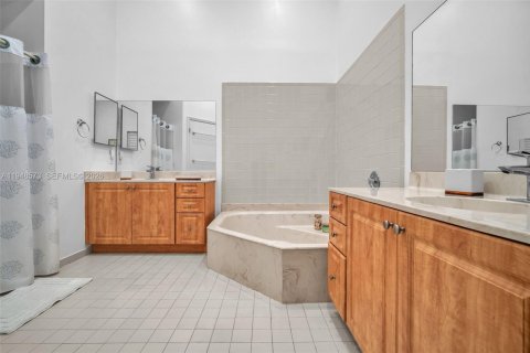 Casa en venta en Hialeah, Florida, 3 dormitorios, 163.14 m2 № 2020870 - foto 29