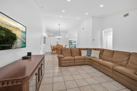 Casa en venta en Hialeah, Florida, 3 dormitorios, 163.14 m2 № 2020870 - foto 11