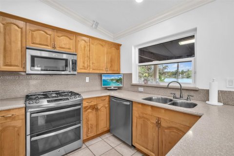 Casa en venta en Hialeah, Florida, 3 dormitorios, 163.14 m2 № 2020870 - foto 18