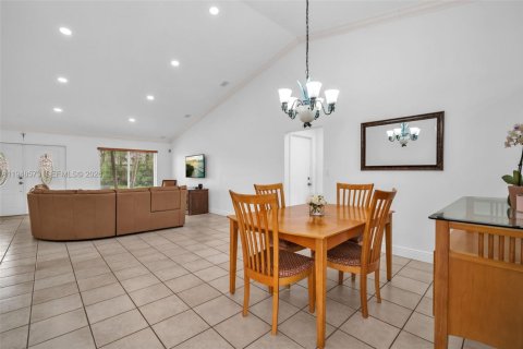 Casa en venta en Hialeah, Florida, 3 dormitorios, 163.14 m2 № 2020870 - foto 9