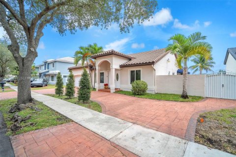 Casa en venta en Hialeah, Florida, 3 dormitorios, 163.14 m2 № 2020870 - foto 3