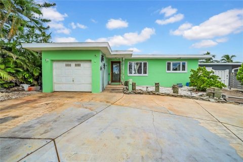 House in Redington Shores, Florida 2 bedrooms, 156.45 sq.m. № 1911880 - photo 2