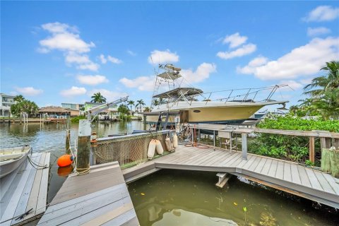 House in Redington Shores, Florida 2 bedrooms, 156.45 sq.m. № 1911880 - photo 1