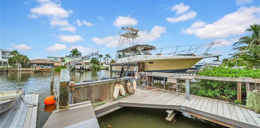 House in Redington Shores, Florida 2 bedrooms, 156.45 sq.m. № 1911880