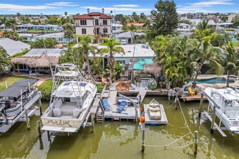 House in Redington Shores, Florida 2 bedrooms, 156.45 sq.m. № 1911880 - photo 3