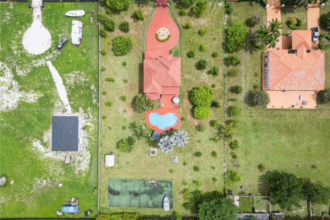 House in Miami, Florida 5 bedrooms, 287.44 sq.m. № 1817111 - photo 25