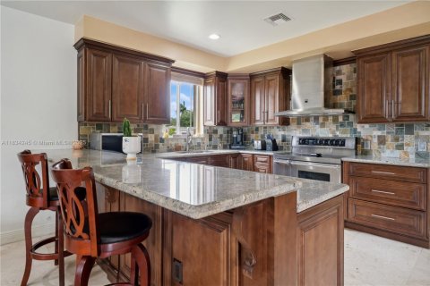 House in Miami, Florida 5 bedrooms, 287.44 sq.m. № 1817111 - photo 7