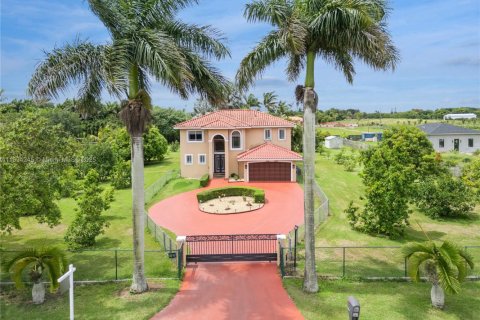 House in Miami, Florida 5 bedrooms, 287.44 sq.m. № 1817111 - photo 1