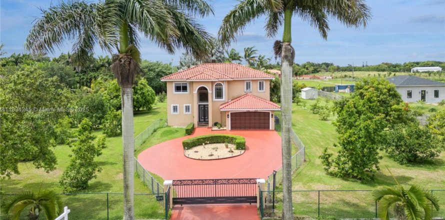 House in Miami, Florida 5 bedrooms, 287.44 sq.m. № 1817111
