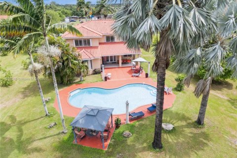 House in Miami, Florida 5 bedrooms, 287.44 sq.m. № 1817111 - photo 20
