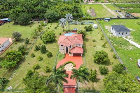 House in Miami, Florida 5 bedrooms, 287.44 sq.m. № 1817111 - photo 22