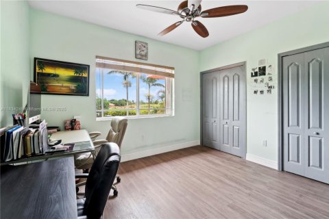 House in Miami, Florida 5 bedrooms, 287.44 sq.m. № 1817111 - photo 12