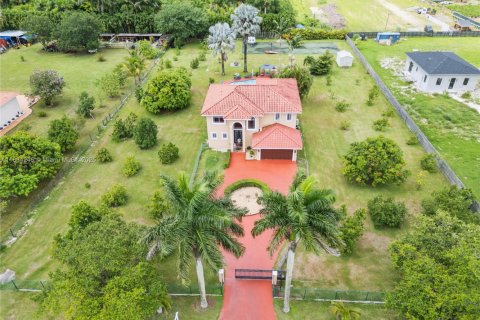 House in Miami, Florida 5 bedrooms, 287.44 sq.m. № 1817111 - photo 21