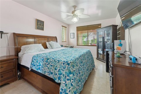 House in Miami, Florida 5 bedrooms, 287.44 sq.m. № 1817111 - photo 9