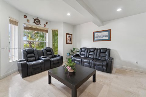 House in Miami, Florida 5 bedrooms, 287.44 sq.m. № 1817111 - photo 8
