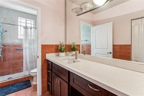 House in Miami, Florida 5 bedrooms, 287.44 sq.m. № 1817111 - photo 10