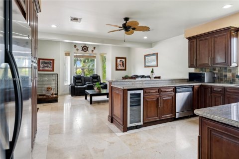 House in Miami, Florida 5 bedrooms, 287.44 sq.m. № 1817111 - photo 5