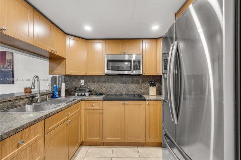 Condo in Miami, Florida, 2 bedrooms  № 1697347 - photo 10