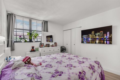 Condo in Miami, Florida, 2 bedrooms  № 1697347 - photo 17